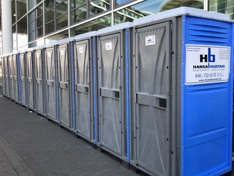 Hansa Baustahl, aufgereihte Mobiltoiletten mieten für Veranstaltungen