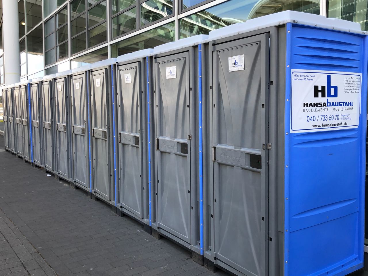 Hansa Baustahl, aufgereihte Mobiltoiletten mieten für Veranstaltungen