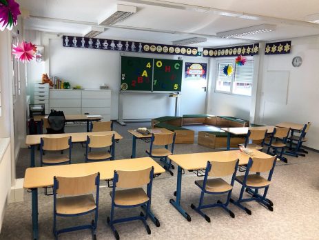 Schulcontainer in Hamburg, Innenansicht des Stahlcontainers als Klassenzimmer